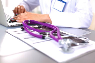 ofiste mutlu tıp doktoru kadın portresi