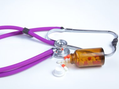 Beyaz arka plan üzerinde izole hapları ile sağlık stetoskop
