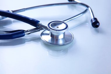 Beyaz bir arka plan üzerinde sağlık stetoskop kapatın