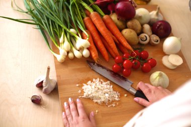 Genç kadın mutfakta yemek pişiriyor. Sağlıklı Yemek