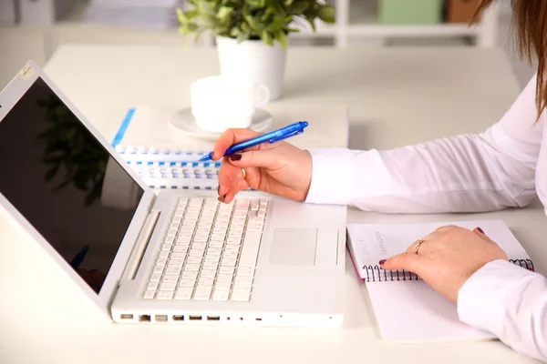 Młoda kobieta pracuje na laptopie — Zdjęcie stockowe