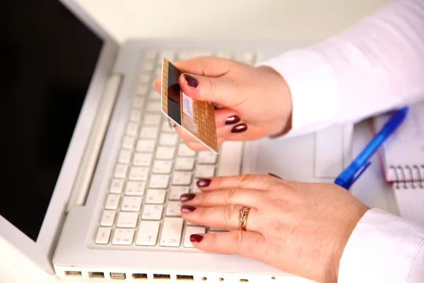 Joven empresaria trabajando en un portátil —  Fotos de Stock