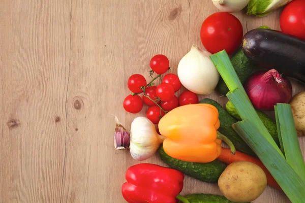 Montón de verduras orgánicas en una mesa de madera — Foto de Stock