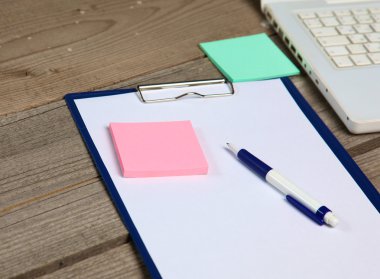 Ofis Masaları boş not defteri ve dizüstü bilgisayar ile