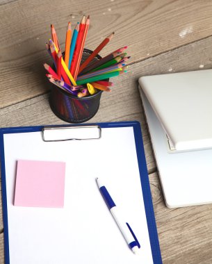 Ofis Masaları boş not defteri ve dizüstü bilgisayar ile