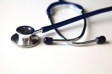 Beyaz bir arka plan üzerinde sağlık stetoskop kapatın