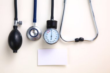 Tansiyon ölçer tıbbi malzeme üzerinde beyaz izole