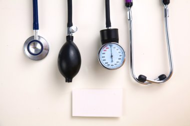 Tansiyon ölçer tıbbi malzeme üzerinde beyaz izole