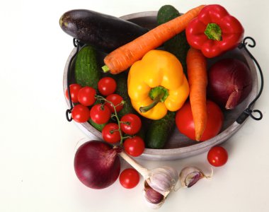 Beyaz arka planda taze sonbahar sebzeleri