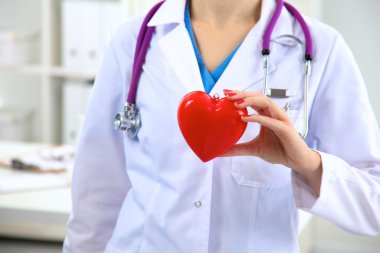 Bilinmeyen kadın doktor izole stetoskop ile yakın çekim