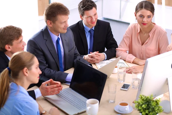 Zakelijke bijeenkomst - manager werk met zijn collega's bespreken — Stockfoto