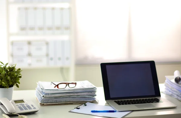 空白のメモ帳とノート パソコンでオフィスのテーブル — ストック写真