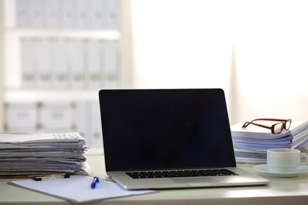 Mesa de escritório com bloco de notas em branco e laptop — Fotografia de Stock