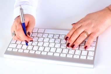 bir dizüstü bilgisayarda çalışan genç iş kadını