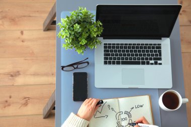 designer Resepsiyon Dijital dönüştürücü kullanarak ofisinde çalışan