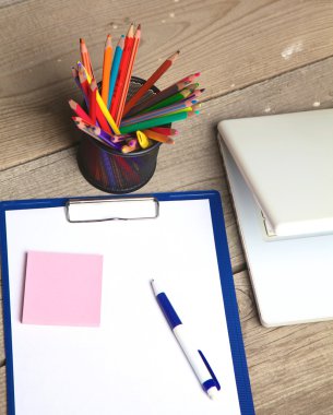 Ofis Masaları boş not defteri ve dizüstü bilgisayar ile