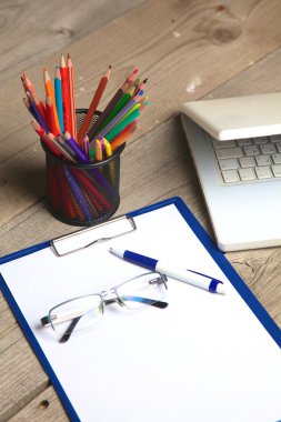 Ofis Masaları boş not defteri ve dizüstü bilgisayar ile