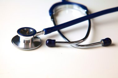 Beyaz bir arka plan üzerinde sağlık stetoskop kapatın