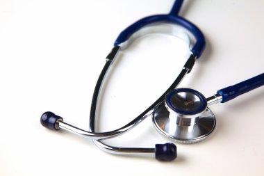 Beyaz bir arka plan üzerinde sağlık stetoskop kapatın