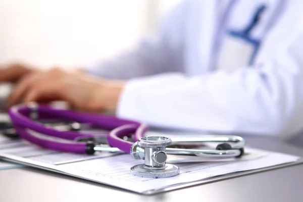 Portrait of happy medical doctor woman in office — Stock Photo, Image