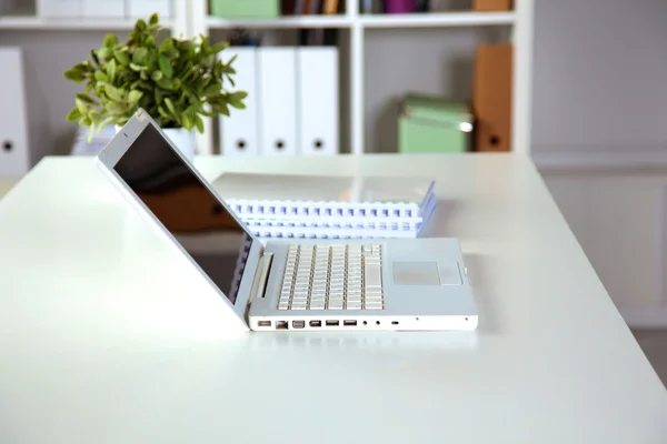 Widok wnętrza biurko pracy z laptopem, filiżankę kawy i białe zasłony w słoneczny dzień z bliska — Zdjęcie stockowe