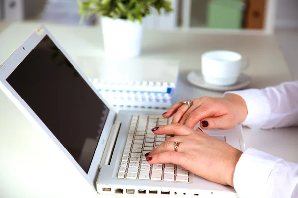 Młoda kobieta pracuje na laptopie — Zdjęcie stockowe