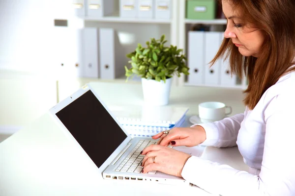 Jovem empresária trabalhando em um laptop — Fotografia de Stock