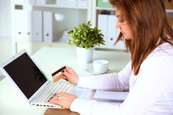 Młoda kobieta pracuje na laptopie — Zdjęcie stockowe