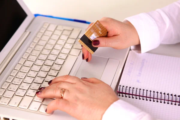 Joven empresaria trabajando en un portátil — Foto de Stock