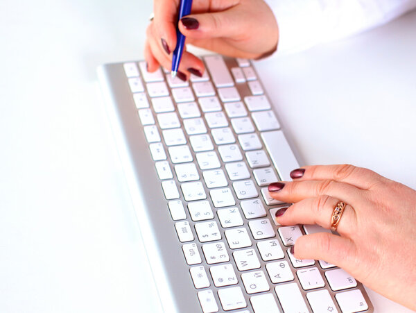 Молодая деловая женщина, работающая на ноутбуке
