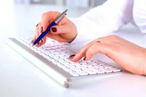 Young businesswoman working on a laptop — Stock Photo, Image