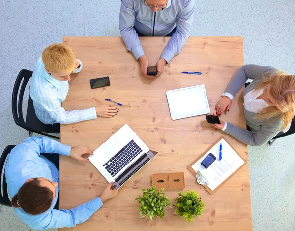 Imagen de los socios comerciales discutiendo documentos e ideas en la reunión — Foto de Stock