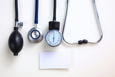 Tansiyon ölçer tıbbi malzeme üzerinde beyaz izole