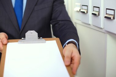 Dosya klasörleri, arka planda raflarda duran