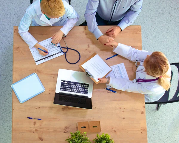 Beeld van zakenpartners die documenten en ideeën bespreken tijdens vergaderingen — Stockfoto