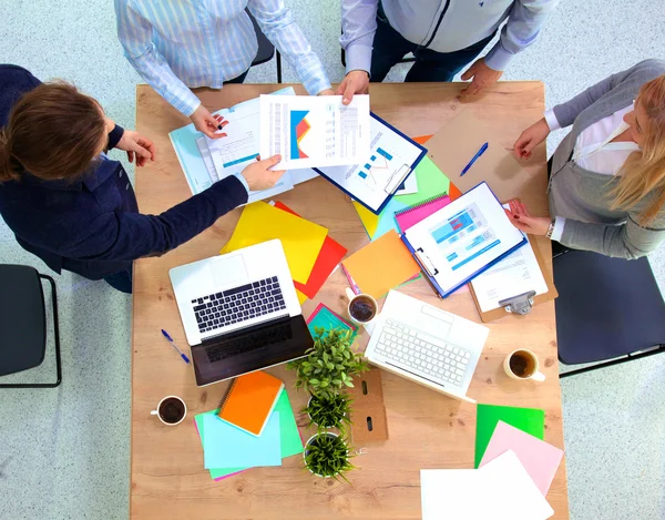 Imagen de los socios comerciales discutiendo documentos e ideas en la reunión — Foto de Stock