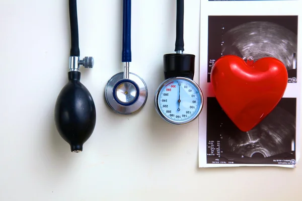 Blutdruckmessgerät medizinisches Gerät isoliert auf weiß — Stockfoto