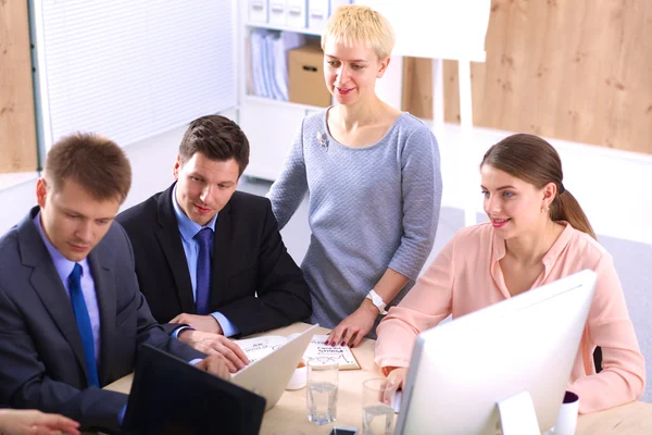 Zakelijke bijeenkomst - manager werk met zijn collega's bespreken — Stockfoto