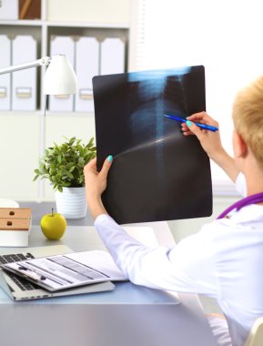 ofiste mutlu tıp doktoru kadın portresi