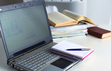 Ofis Masaları boş not defteri ve dizüstü bilgisayar ile 