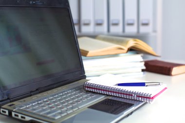 Ofis Masaları boş not defteri ve dizüstü bilgisayar ile 