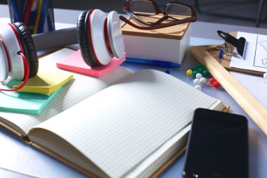 Ofis Büro kağıtları ve kulaklık ile