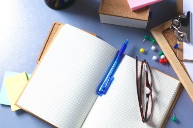 Ofis Büro kağıtları ve gözlük