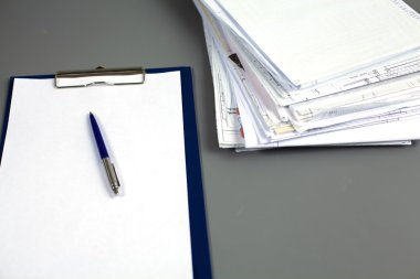 dosya yığını, beyaz arka plan ile dosya klasörü