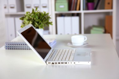 Ofis Masaları boş not defteri ve dizüstü bilgisayar ile