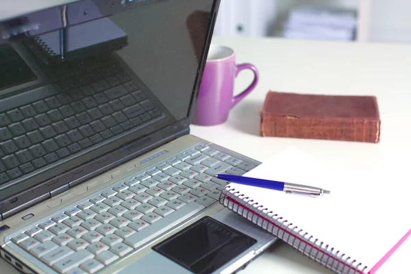 Office tabel met lege Kladblok en laptop — Stockfoto