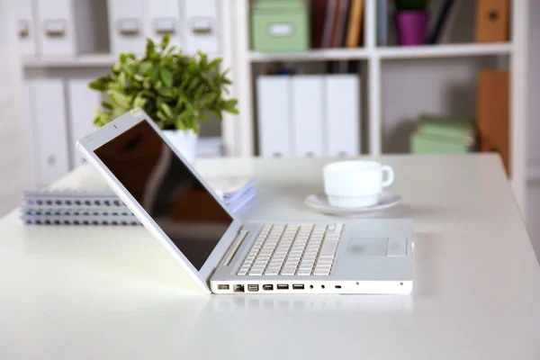 Tabulka Office s prázdný Poznámkový blok a laptop — Stock fotografie