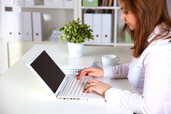 Jovem empresária trabalhando em um laptop — Fotografia de Stock