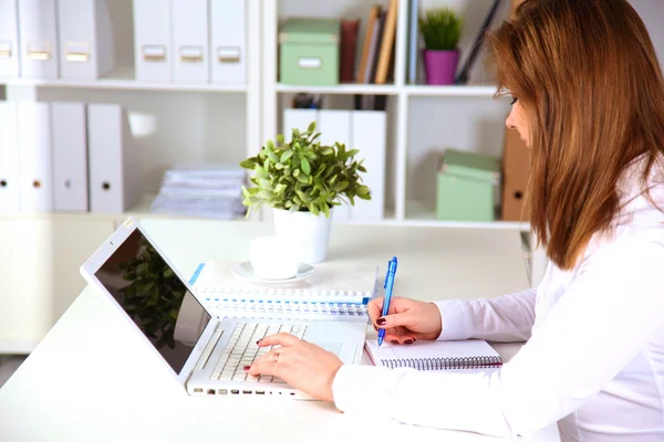 Pengusaha wanita muda yang bekerja pada laptop — Stok Foto