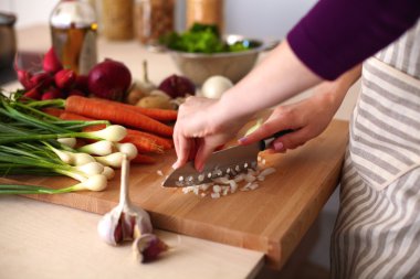 Genç kadın mutfakta yemek pişiriyor. Sağlıklı Yemek